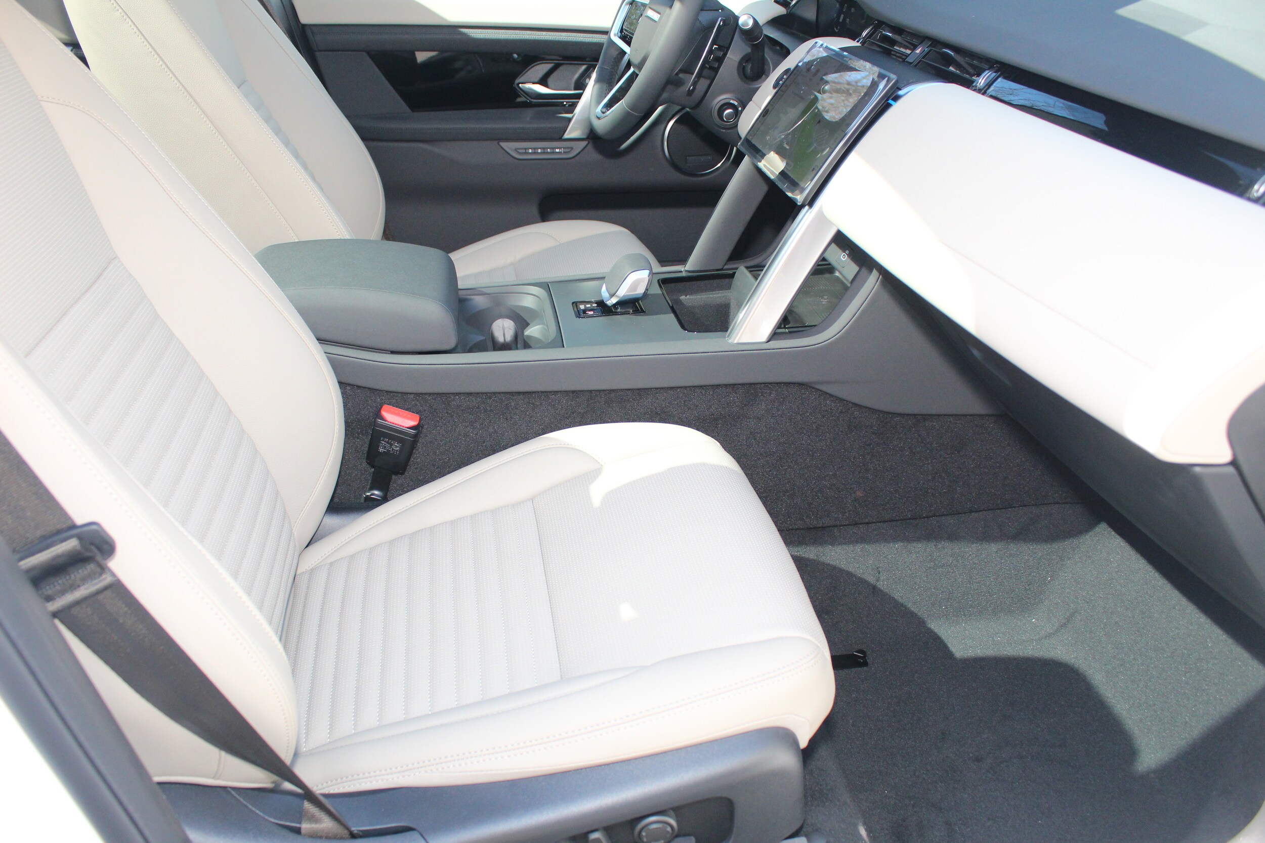 2025 Land Rover Discovery Sport S photo 3