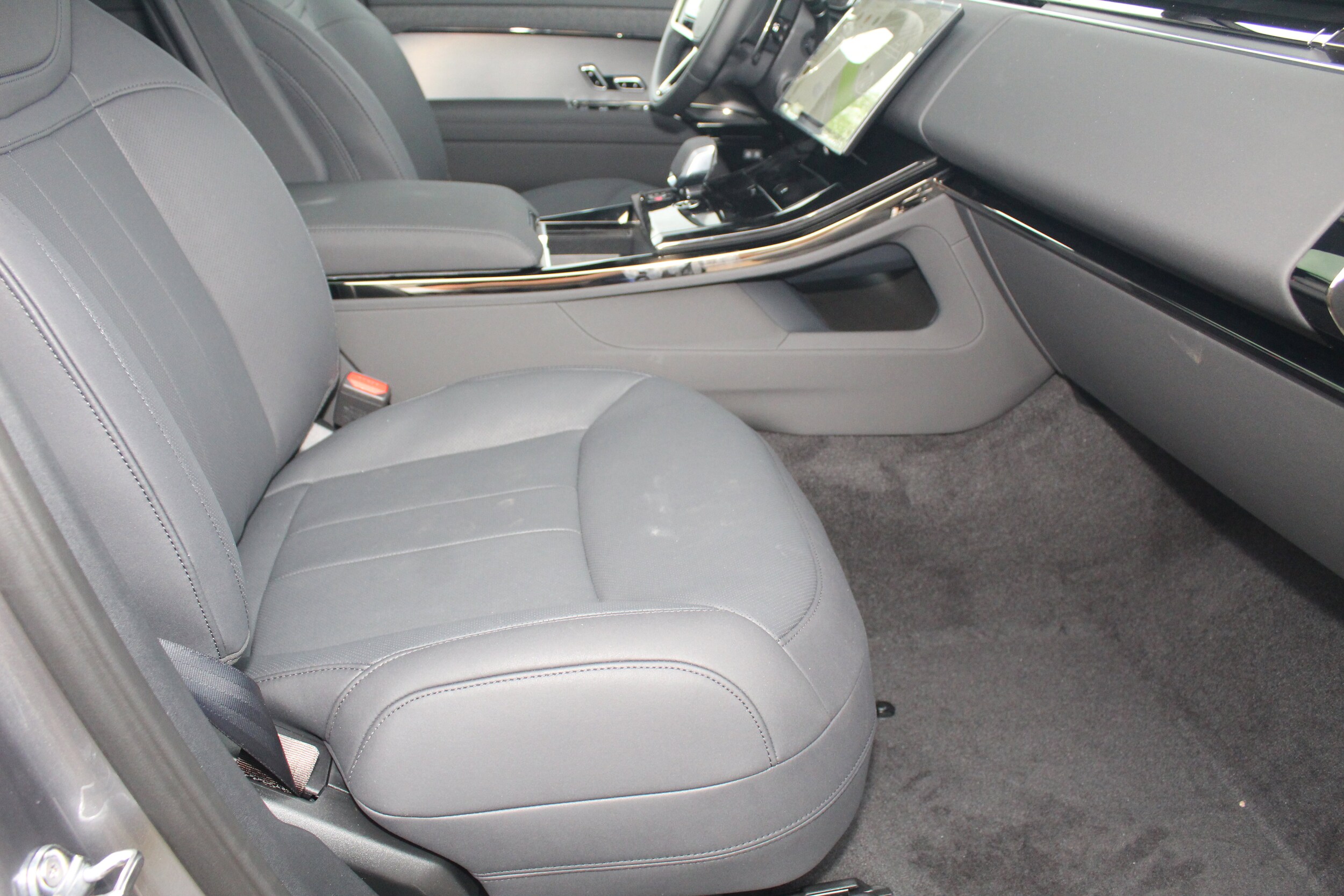 2025 Land Rover Range Rover Sport SE photo 3