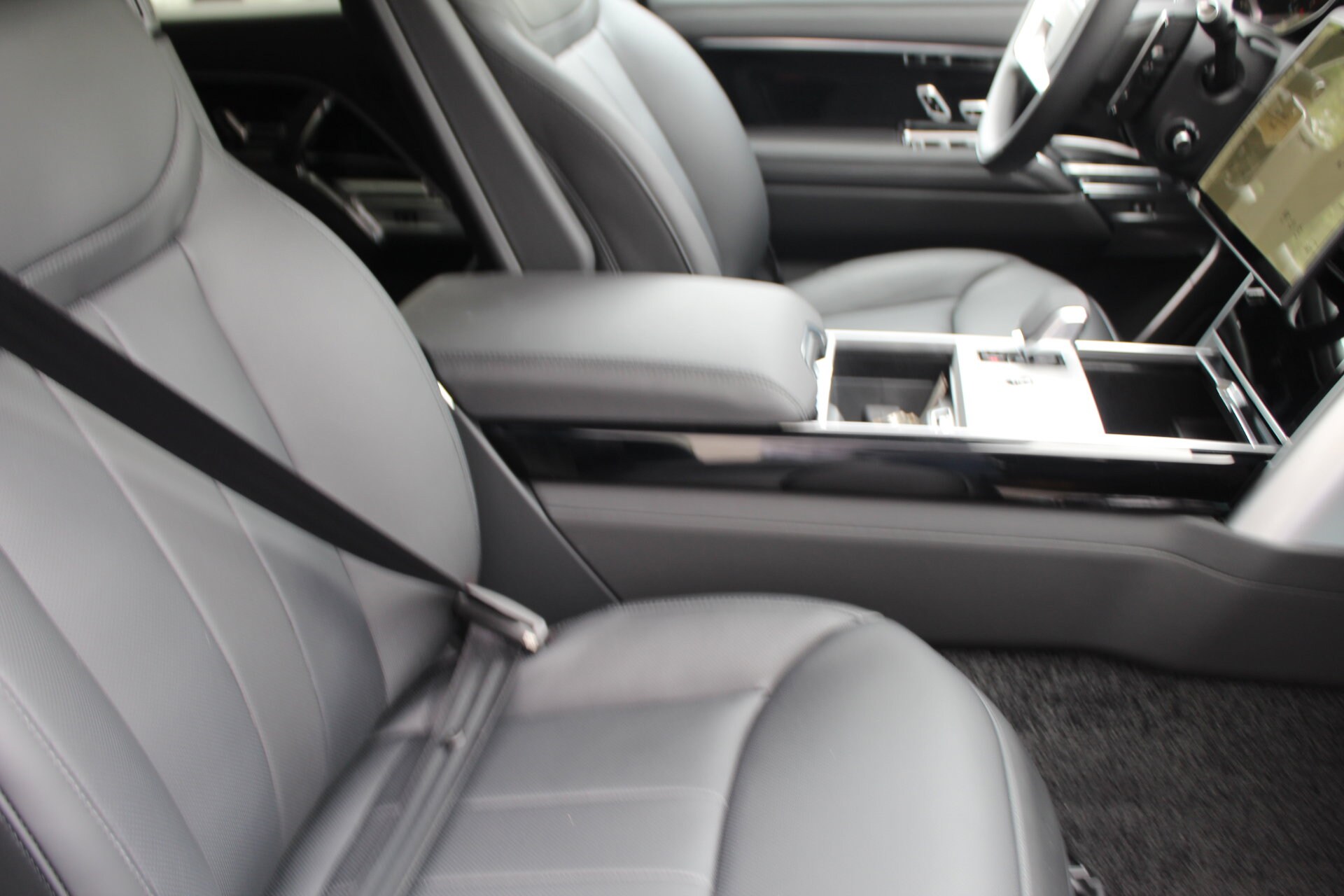 2025 Land Rover Range Rover SE photo 3