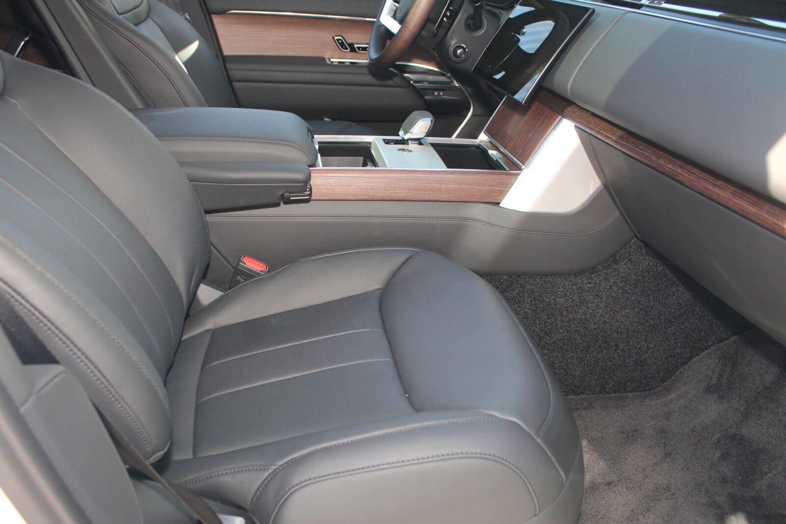 2025 Land Rover Range Rover Autobiography photo 3