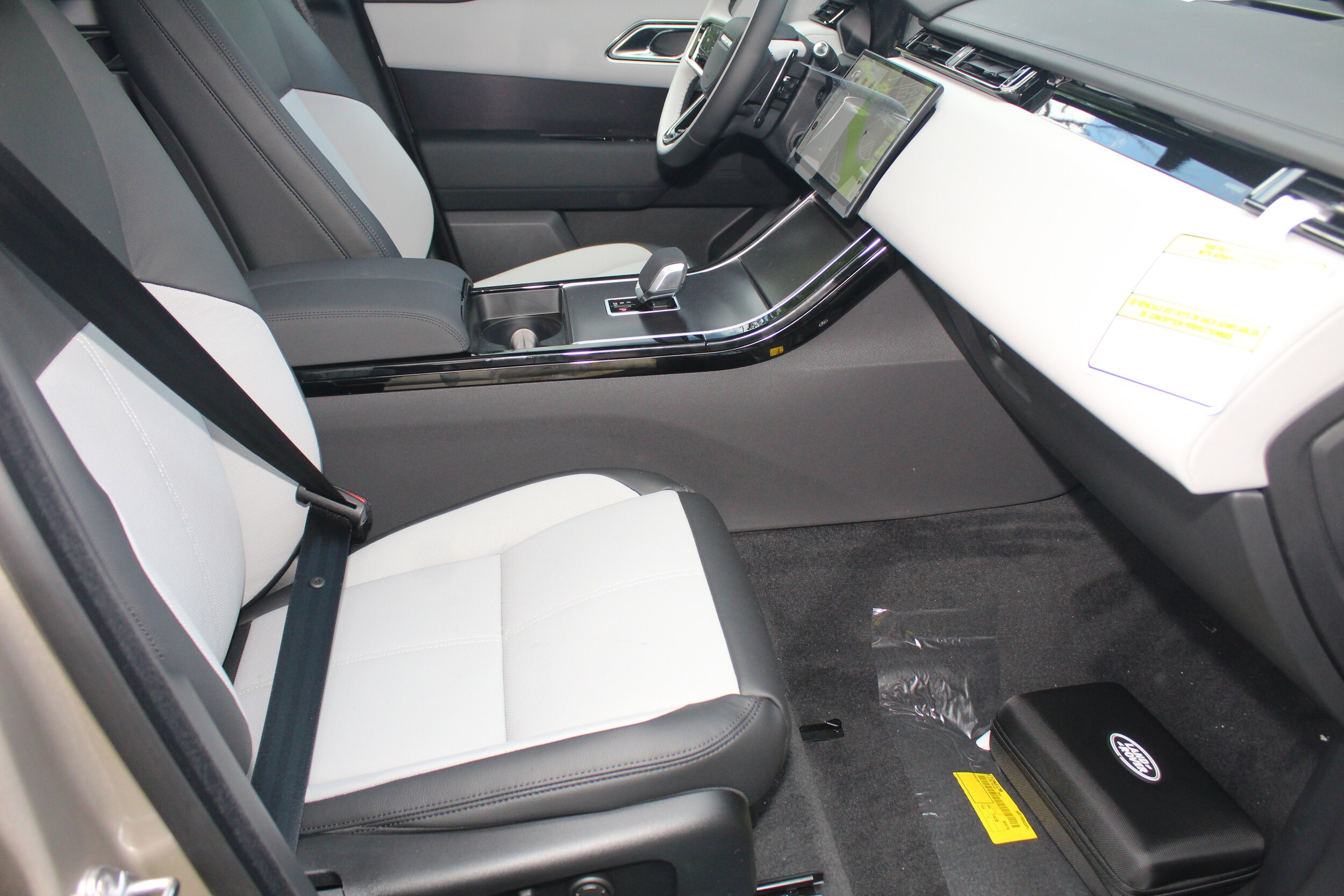 2026 Land Rover Range Rover Velar SE photo 3