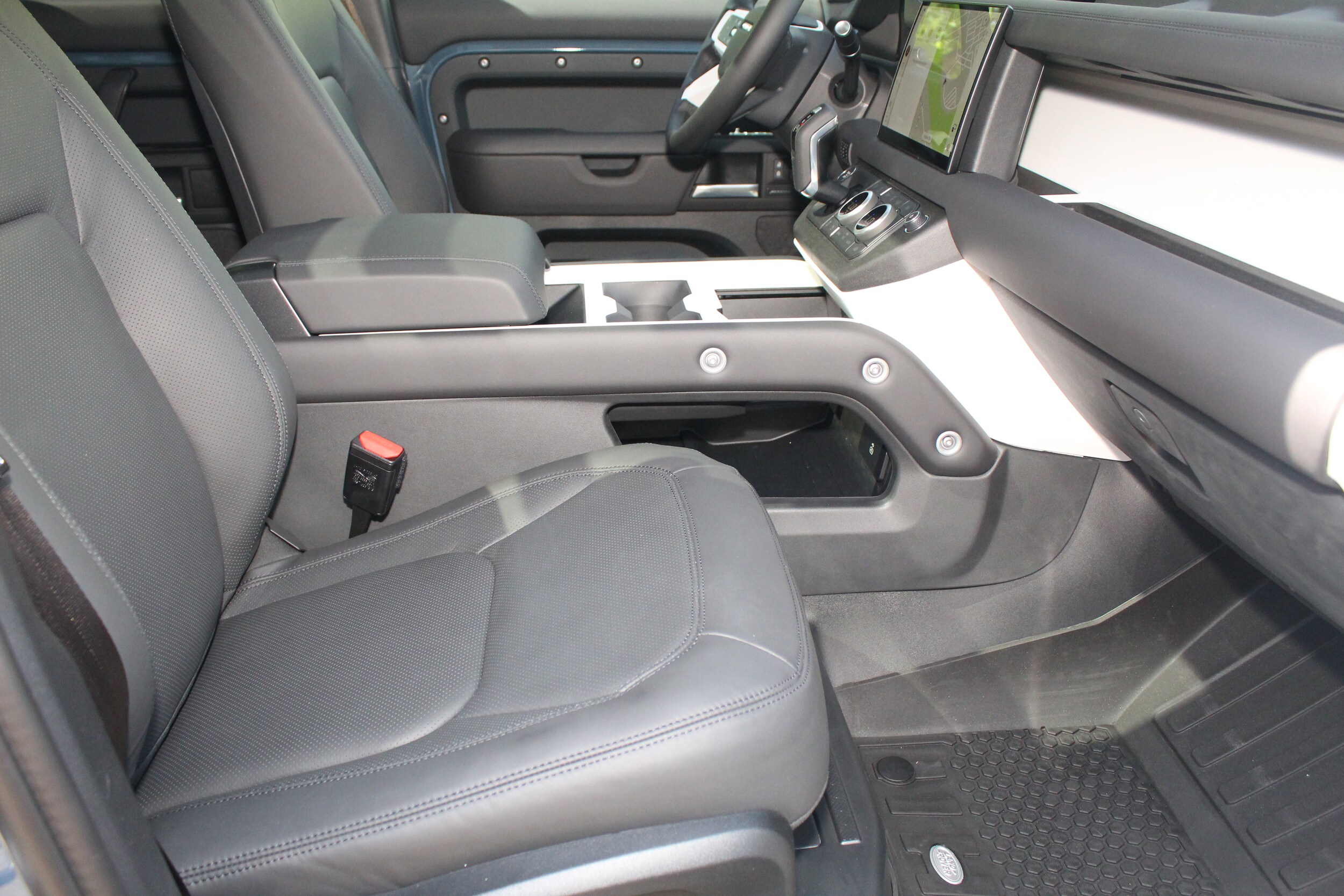 2025 Land Rover Defender 110 S photo 3