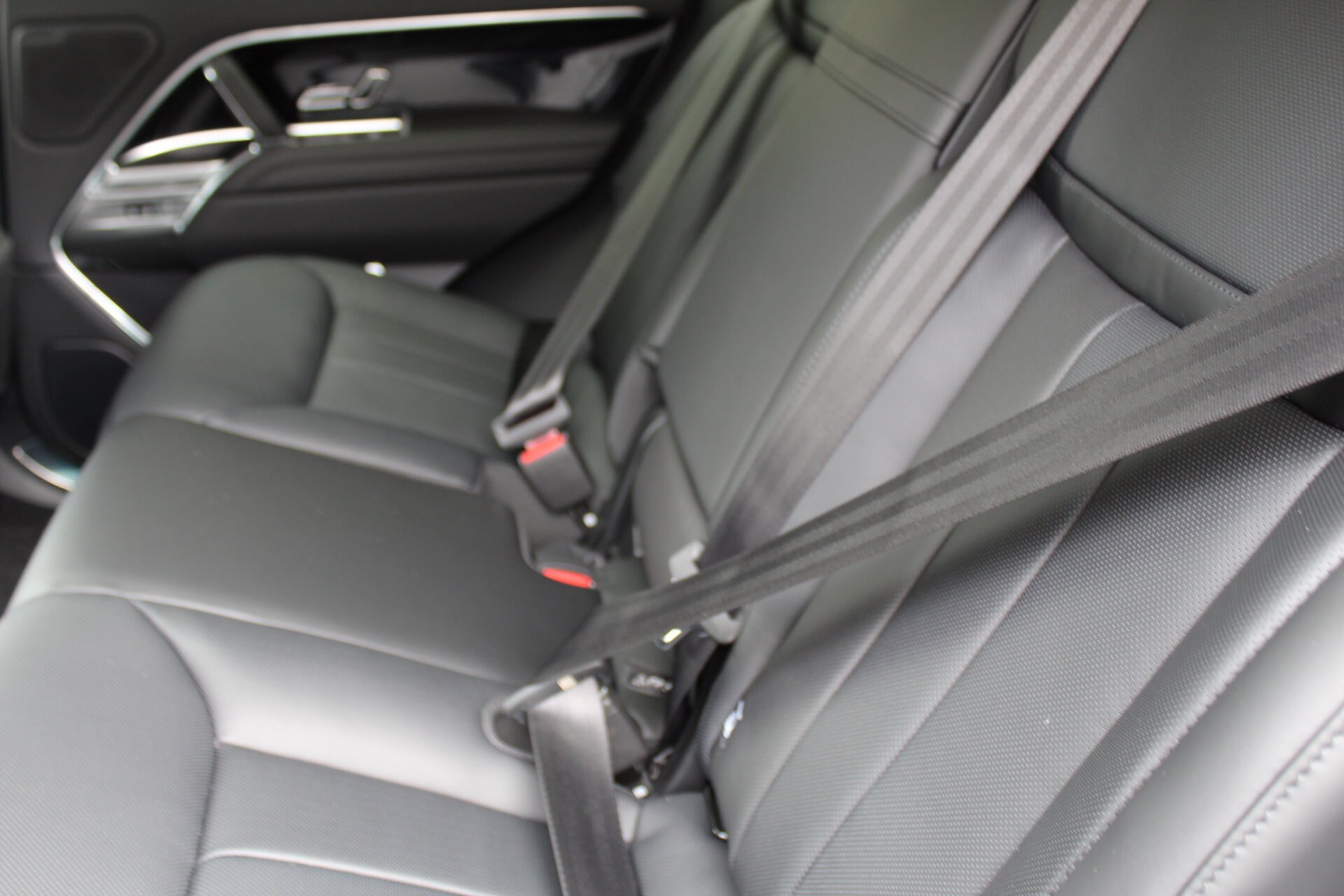 2025 Land Rover Range Rover SE photo 4