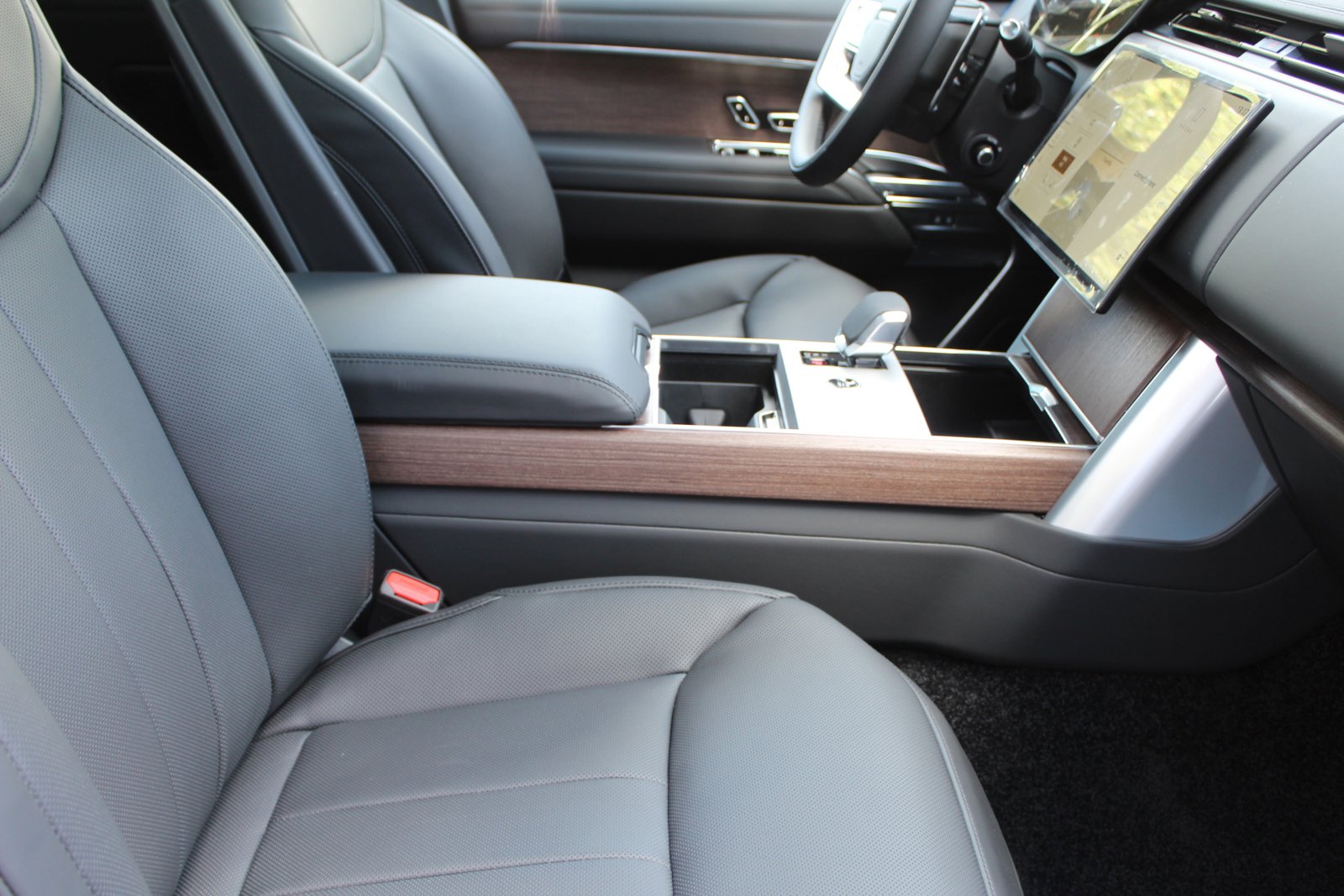 2025 Land Rover Range Rover SE photo 3
