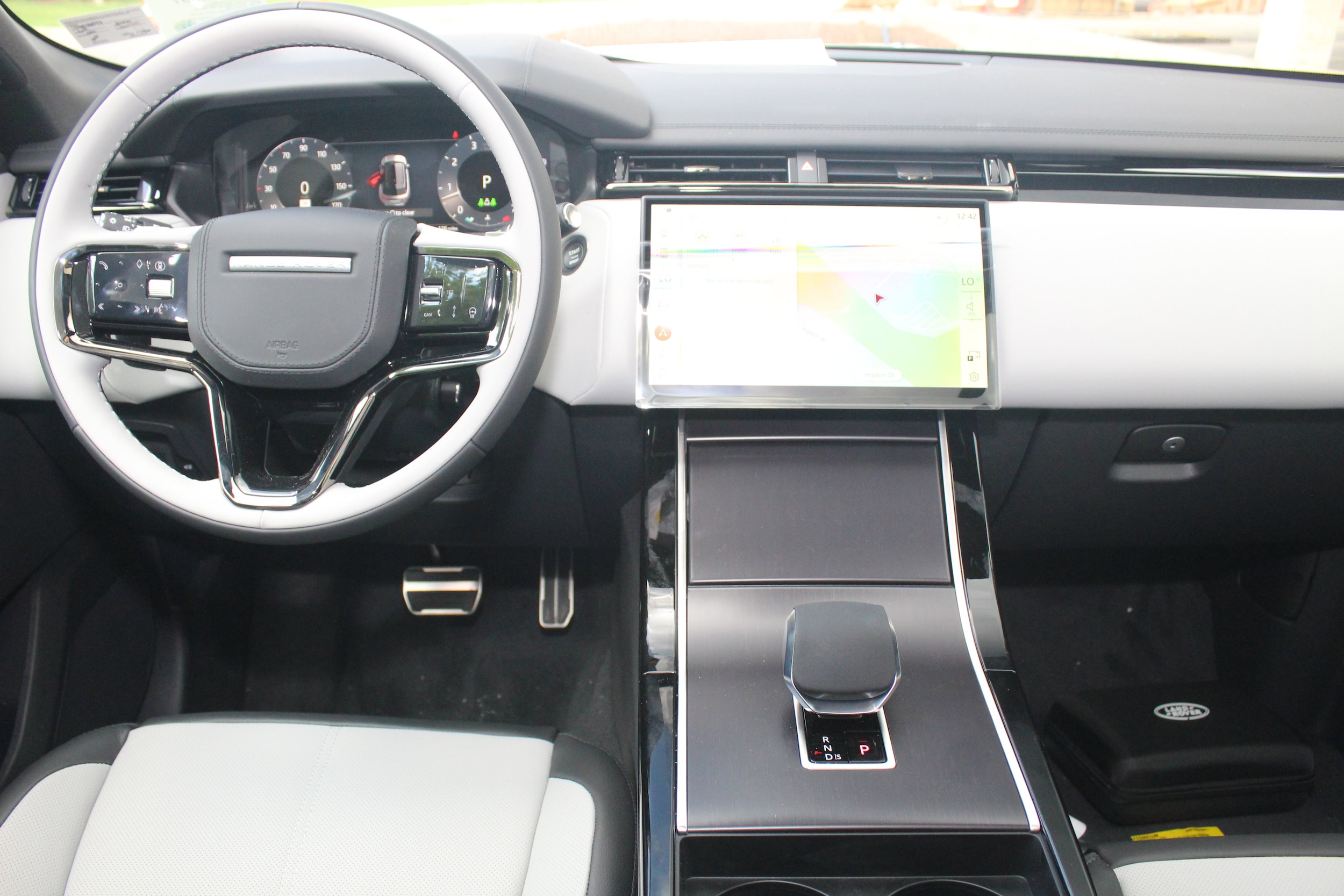 2026 Land Rover Range Rover Velar SE photo 4