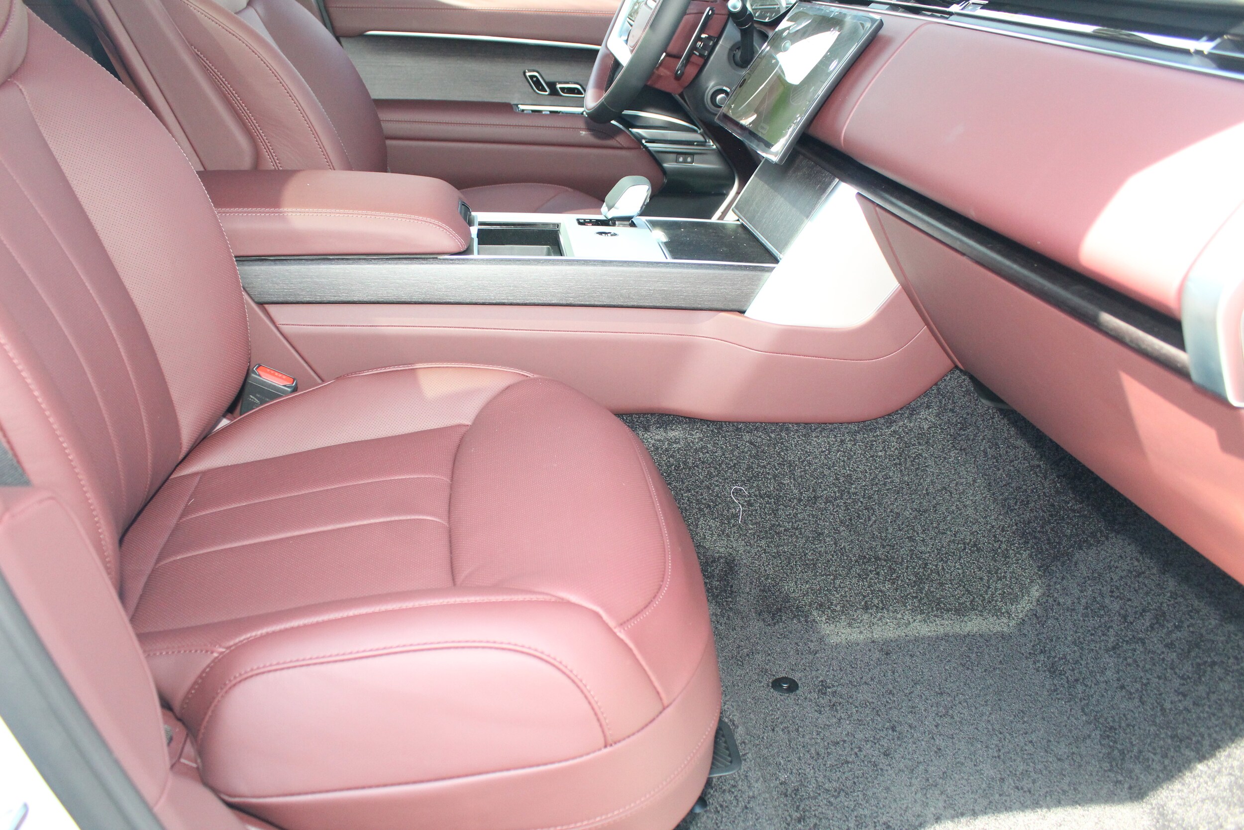 2025 Land Rover Range Rover SE photo 3