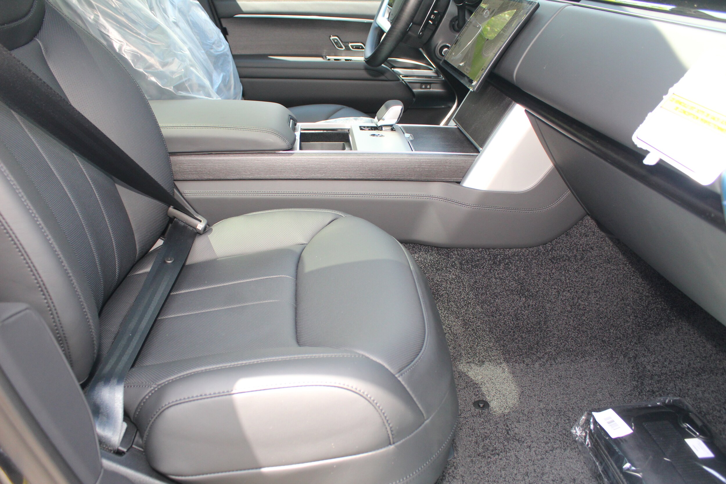 2025 Land Rover Range Rover SE photo 3