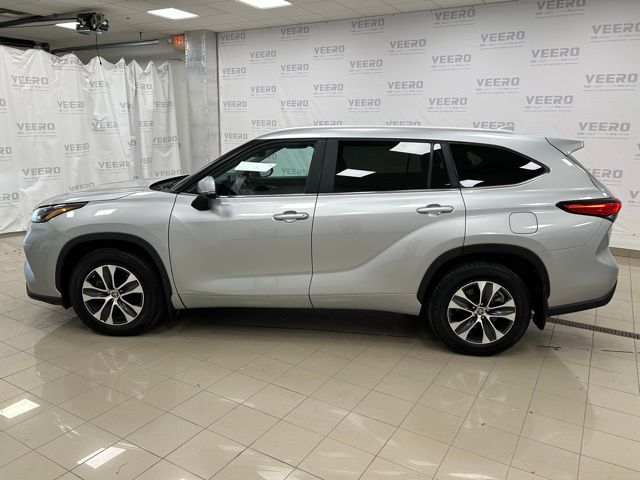 Used 2023 Toyota Highlander XLE with VIN 5TDKBRCH8PS589198 for sale in Morris, Minnesota