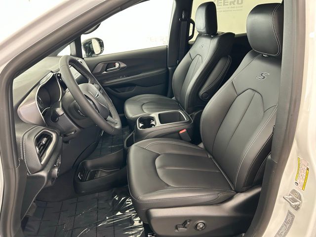 2026 Chrysler Pacifica Select - Photo 10