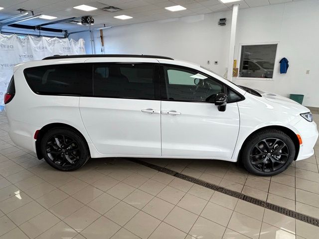 2026 Chrysler Pacifica Select - Photo 6