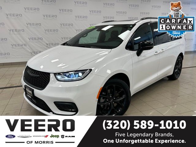 2024 Chrysler Pacifica Limited's photo