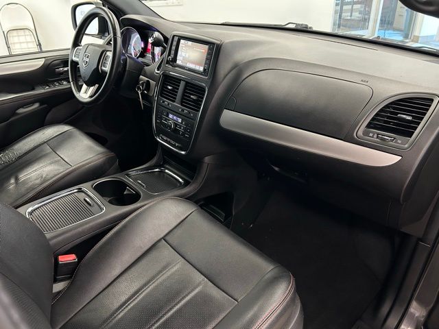 2016 Dodge Grand Caravan R/T photo 15