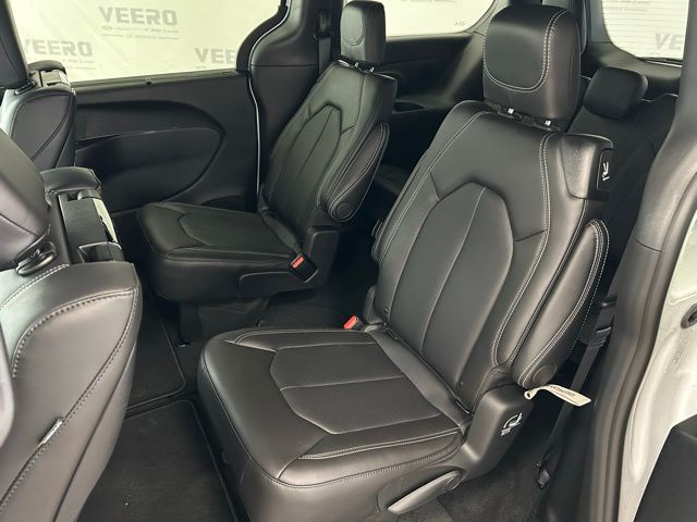 2026 Chrysler Pacifica Select - Photo 23