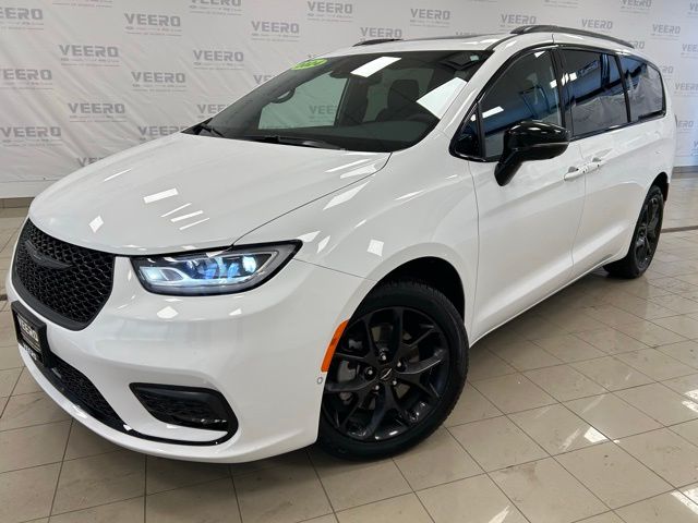 Used 2024 Chrysler Pacifica Limited with VIN 2C4RC3GG2RR131176 for sale in Morris, Minnesota