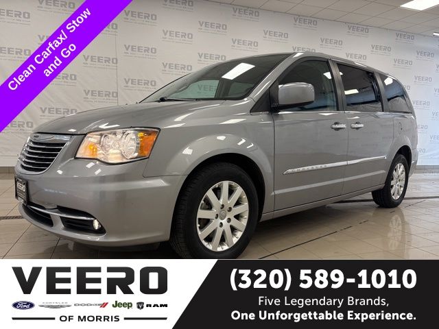 2016 Chrysler Town & Country Touring's photo
