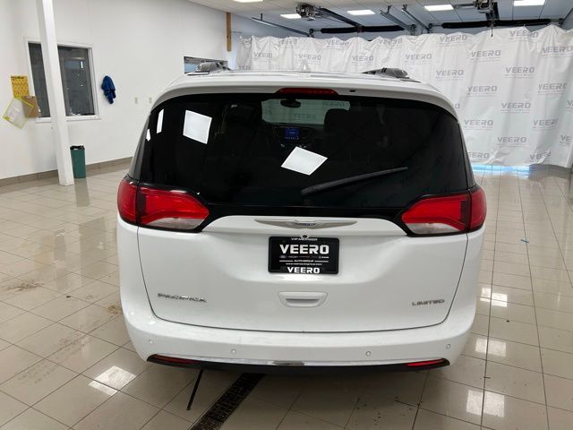 2017 Chrysler Pacifica Limited photo 4