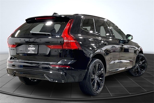 2025 Volvo XC60 B5 Black Edition photo 2