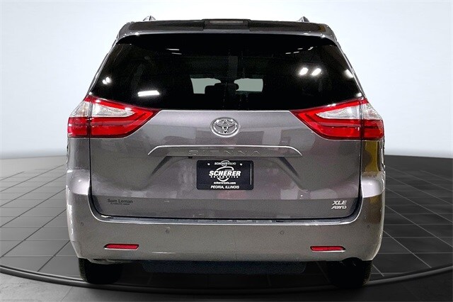 2019 Toyota Sienna XLE photo 4