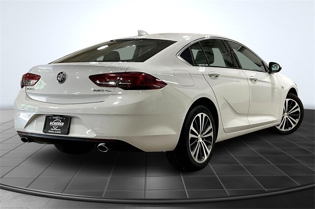 2018 Buick Regal Sportback Essence photo 2