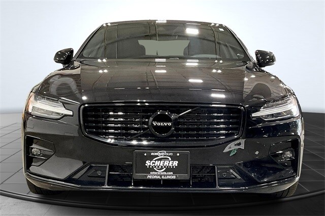 2022 Volvo S60 B5 Black Edition Momentum photo 3
