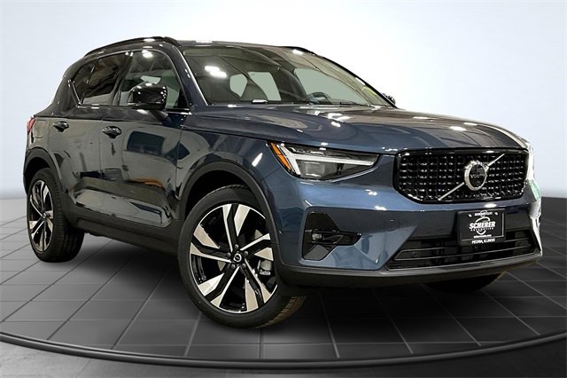 2026 Volvo XC40 photo 2