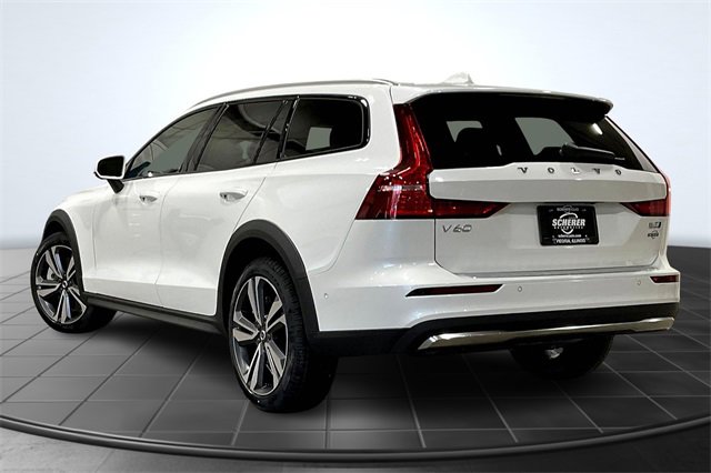2025 Volvo V60 Cross Country B5 Plus photo 3