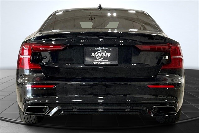 2022 Volvo S60 B5 Black Edition Momentum photo 4