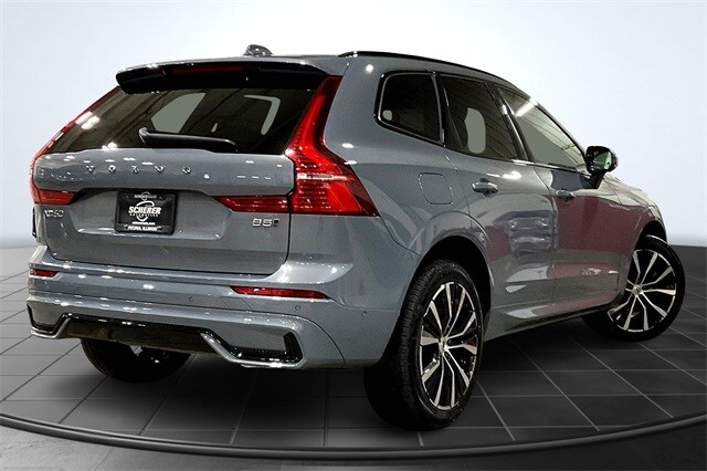 2023 Volvo XC60 B5 Plus photo 2