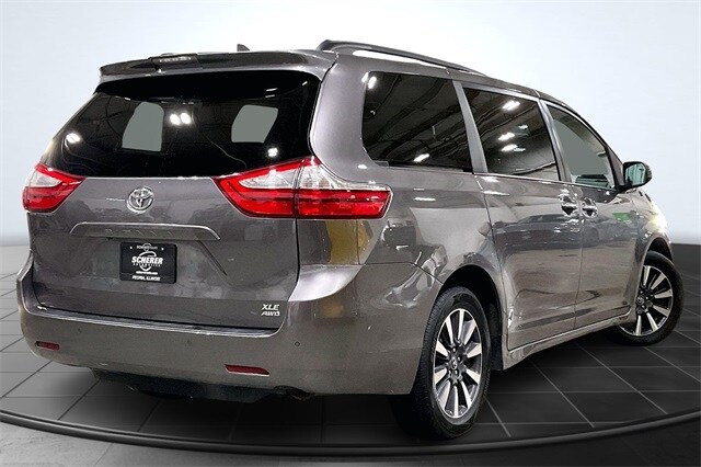 2019 Toyota Sienna XLE photo 2