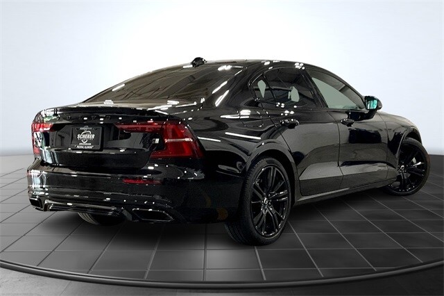 2022 Volvo S60 B5 Black Edition Momentum photo 2