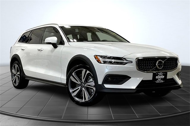 2025 Volvo V60 Cross Country B5 Plus photo 2
