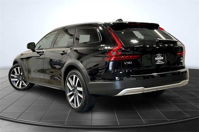 2025 Volvo V90 Cross Country B6 AWD photo 3