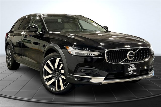 2025 Volvo V90 Cross Country B6 AWD photo 2