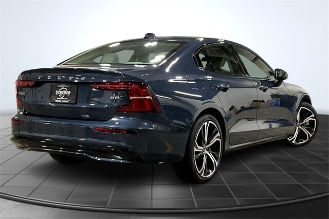 2024 Volvo S60 B5 Core photo 2