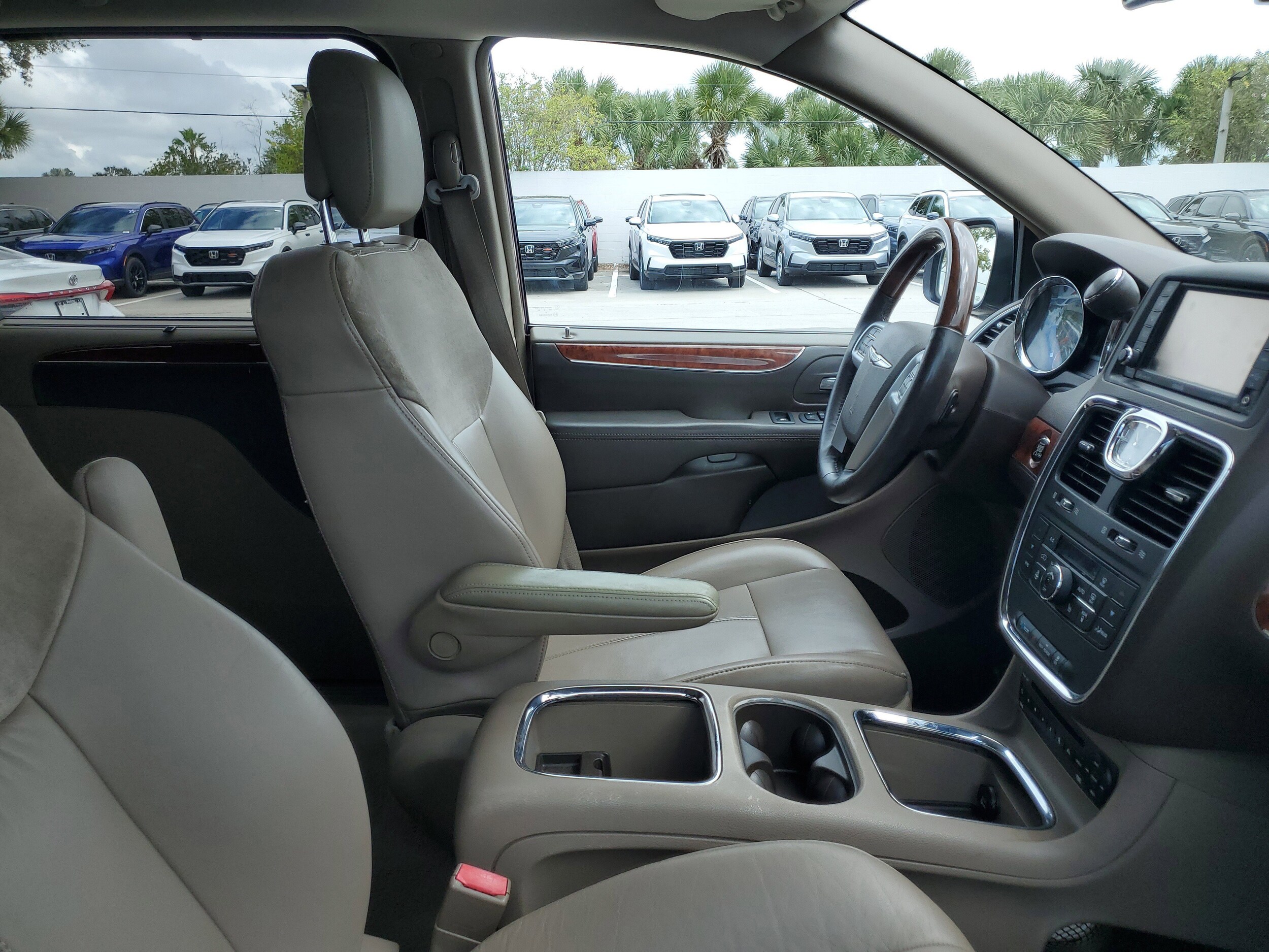 2012 Chrysler Town & Country Limited photo 2