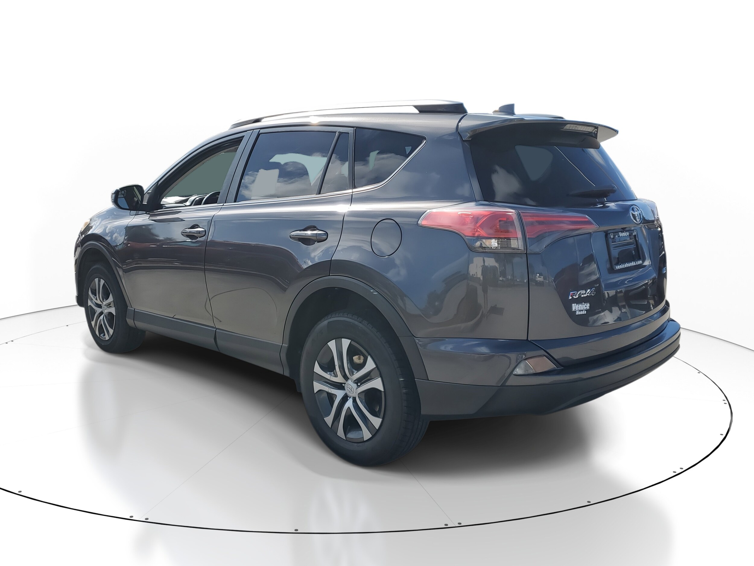 2018 Toyota RAV4 LE photo 3
