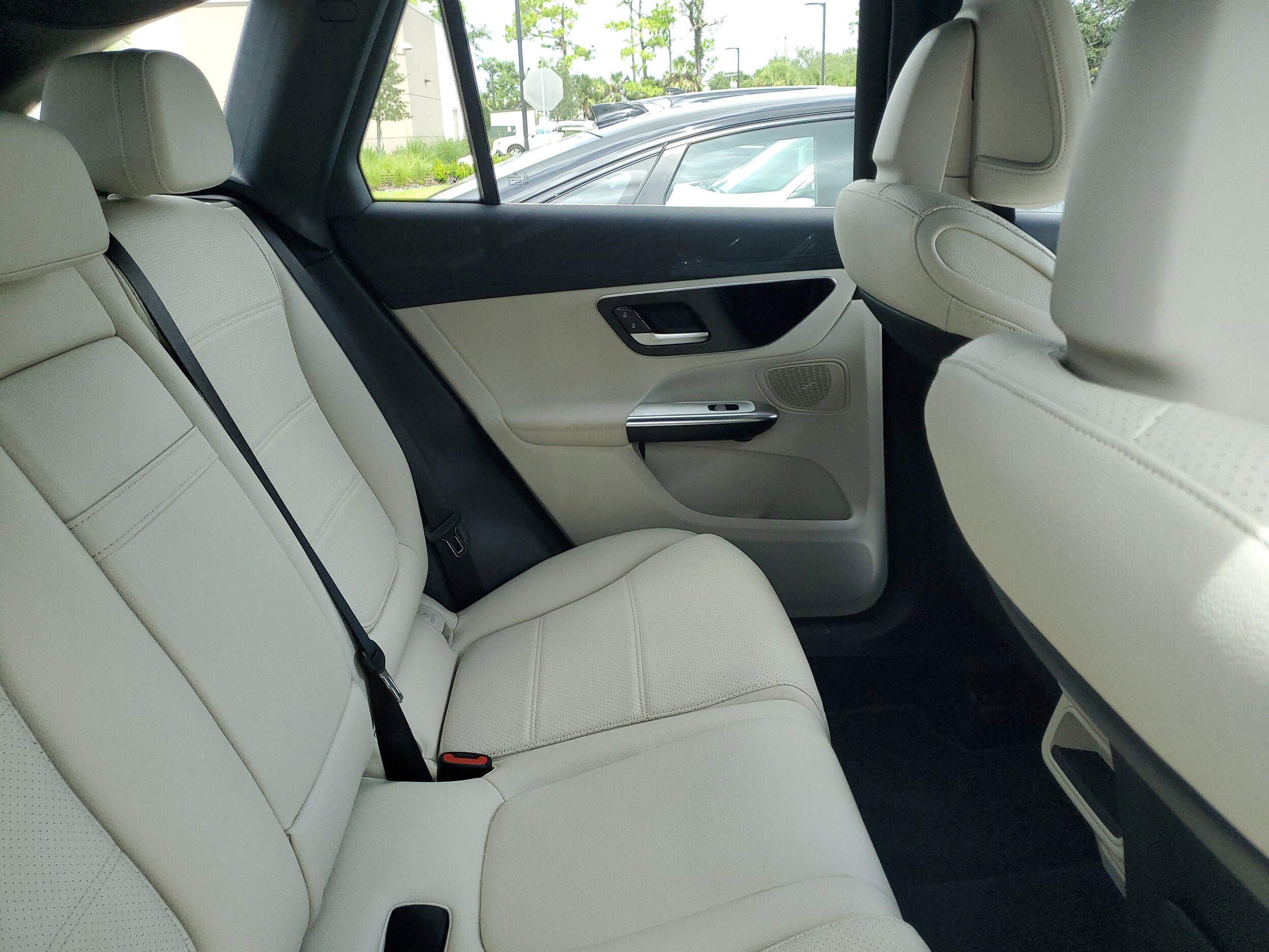 2024 Mercedes Benz GLC 300 photo 3