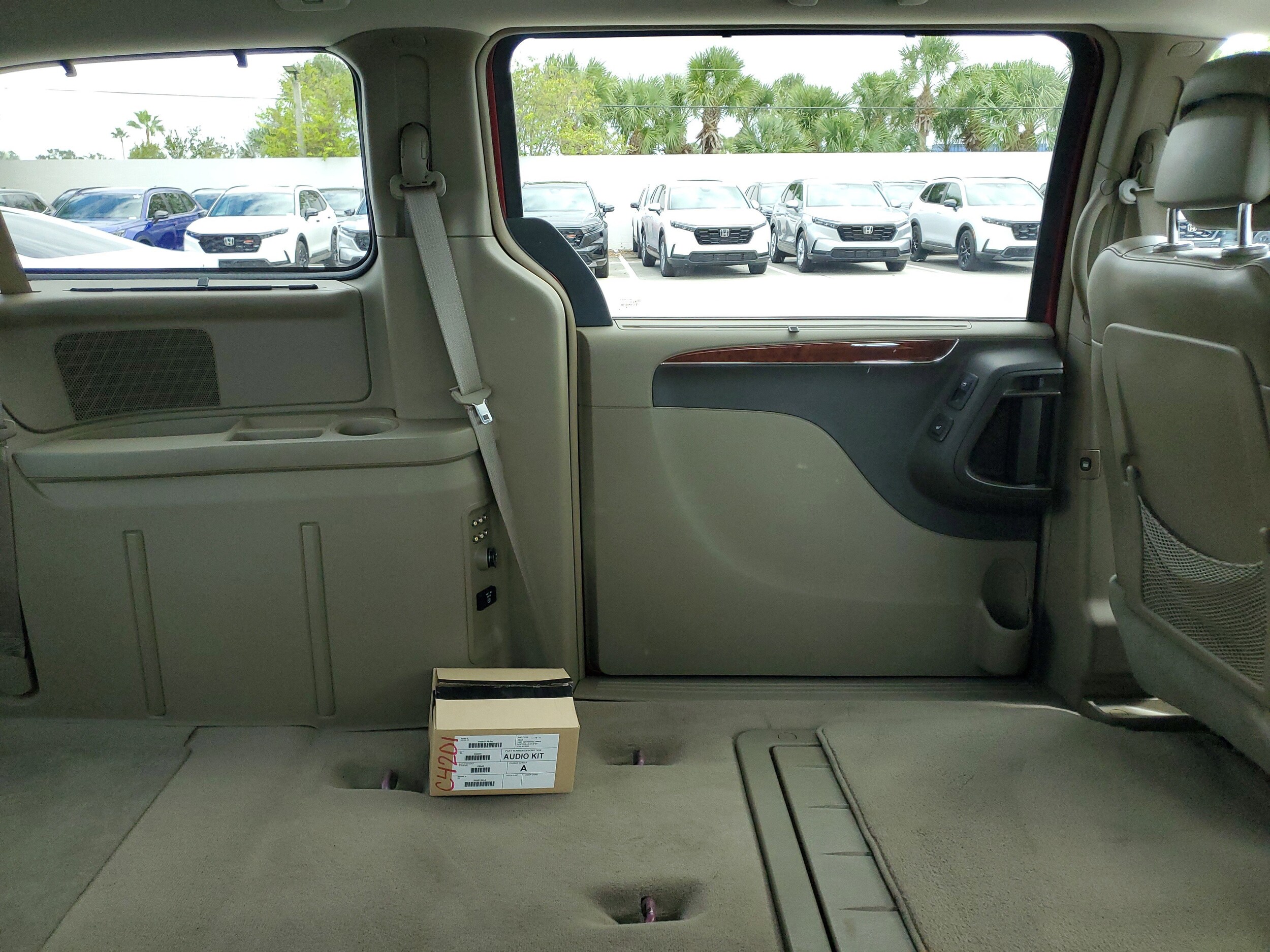 2012 Chrysler Town & Country Limited photo 3