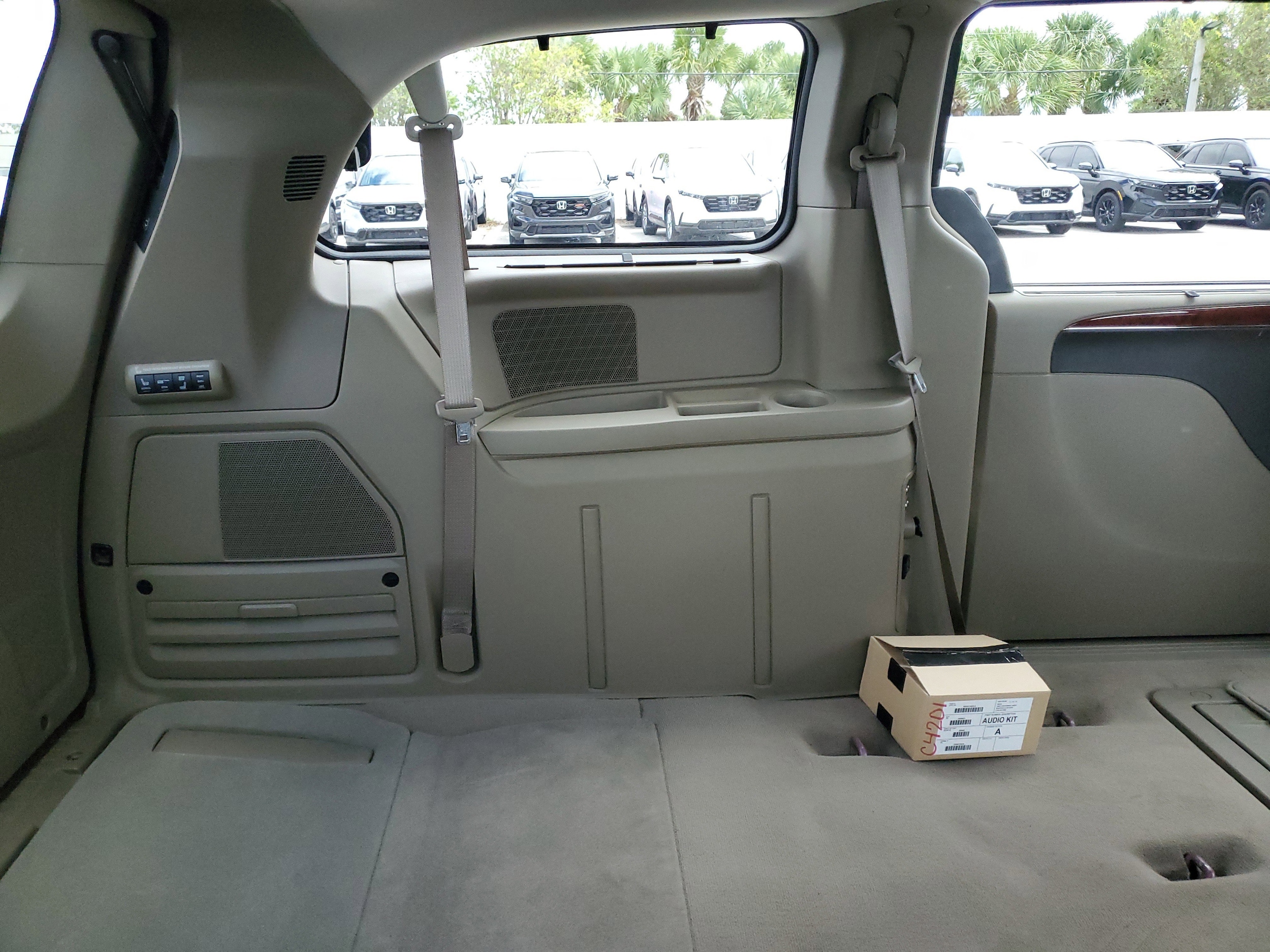 2012 Chrysler Town & Country Limited photo 3
