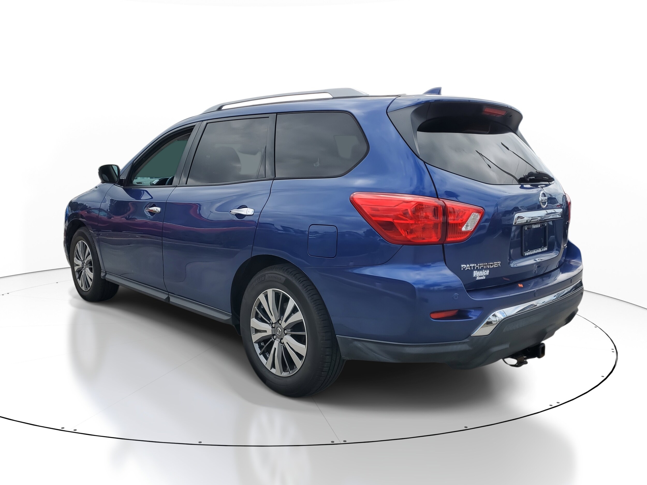 2019 Nissan Pathfinder SL photo 2