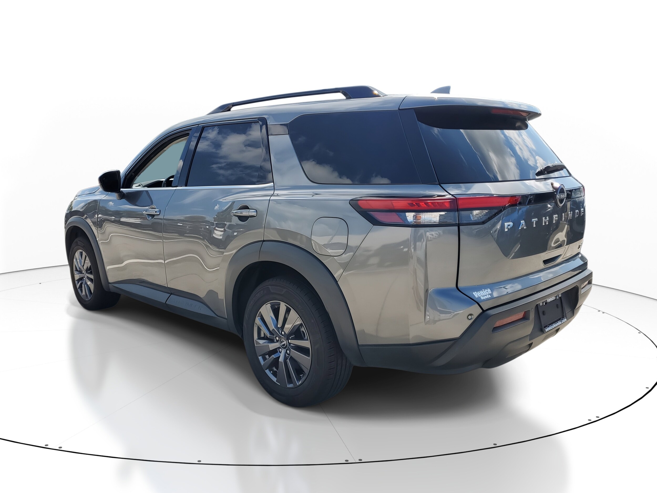 2022 Nissan Pathfinder SV photo 2