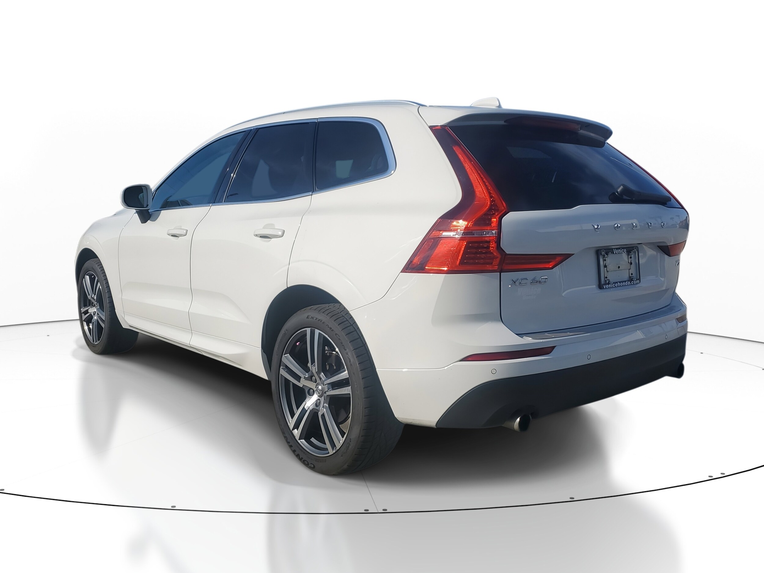 2021 Volvo XC60 Momentum T5 photo 3