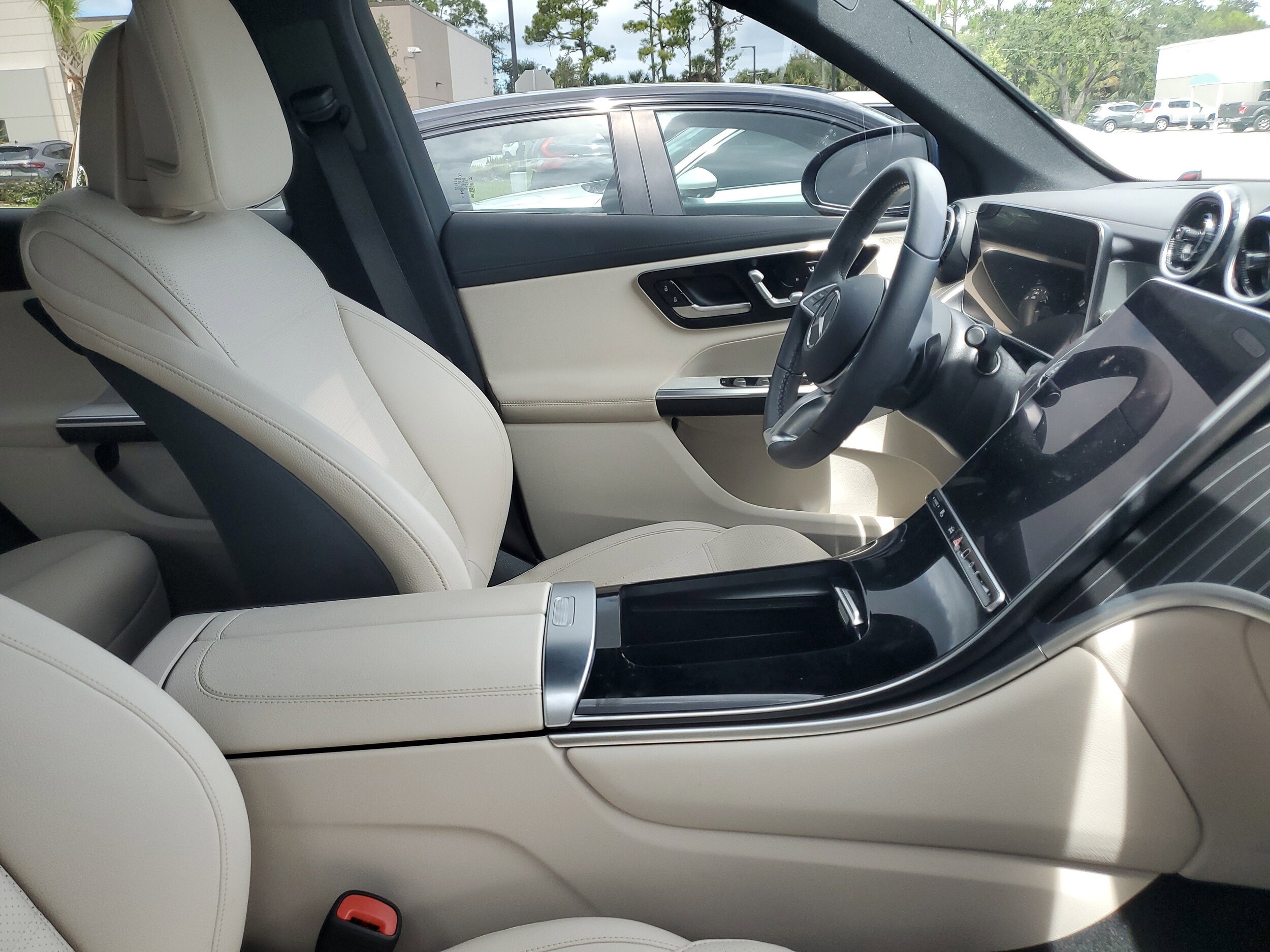 2024 Mercedes Benz GLC 300 photo 2
