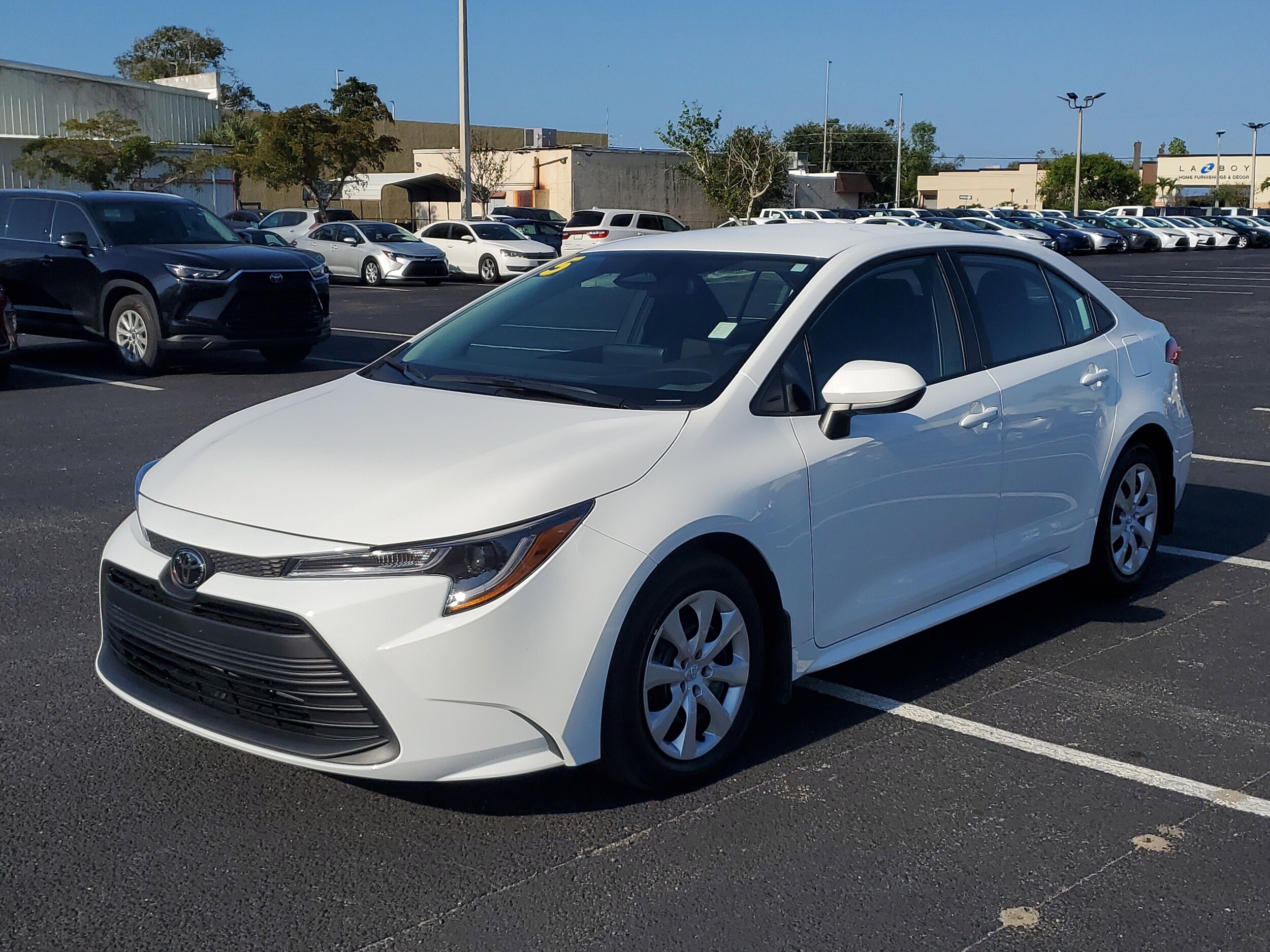 2025 Toyota Corolla LE photo 3