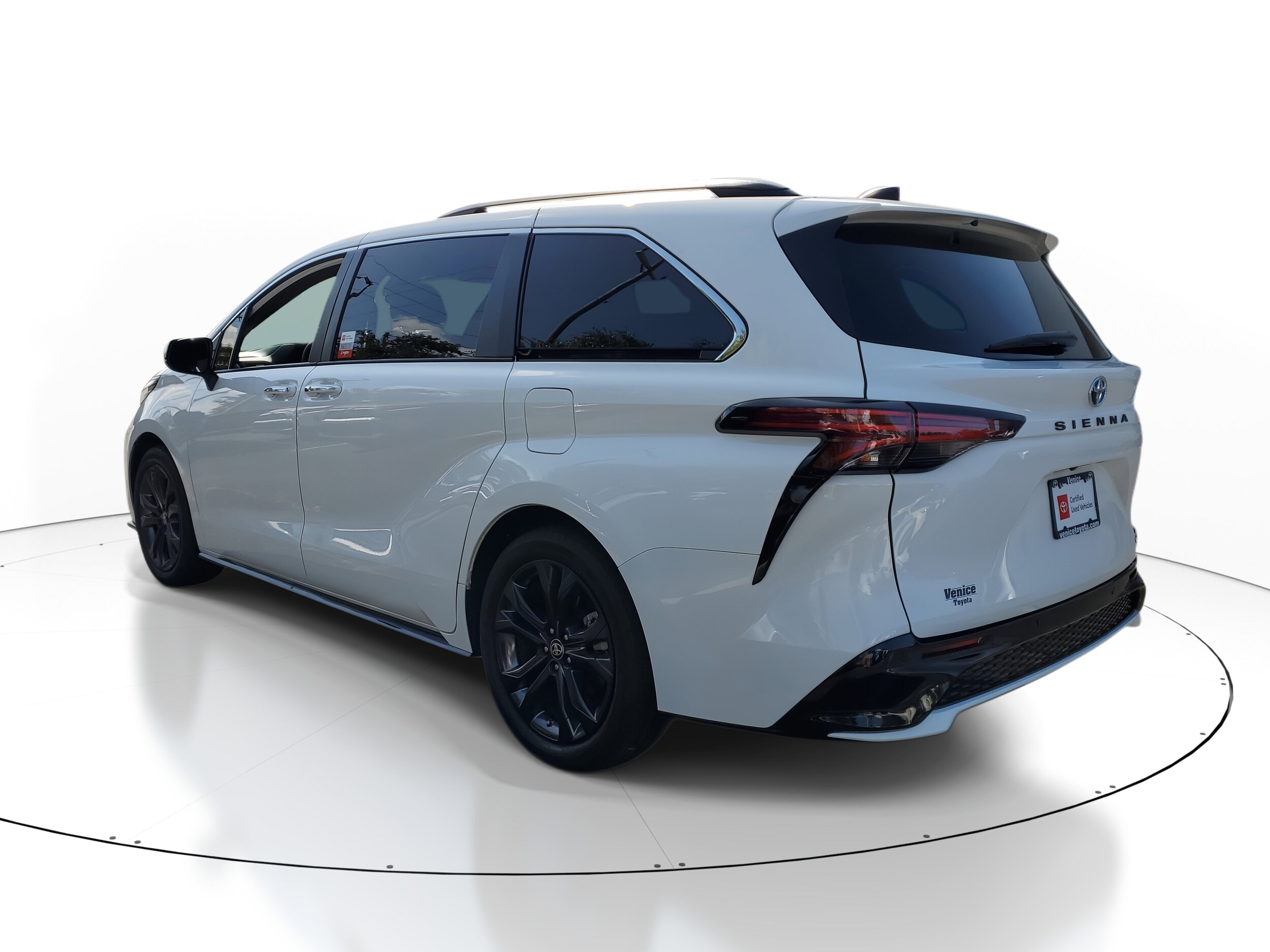 2023 Toyota Sienna XSE photo 3