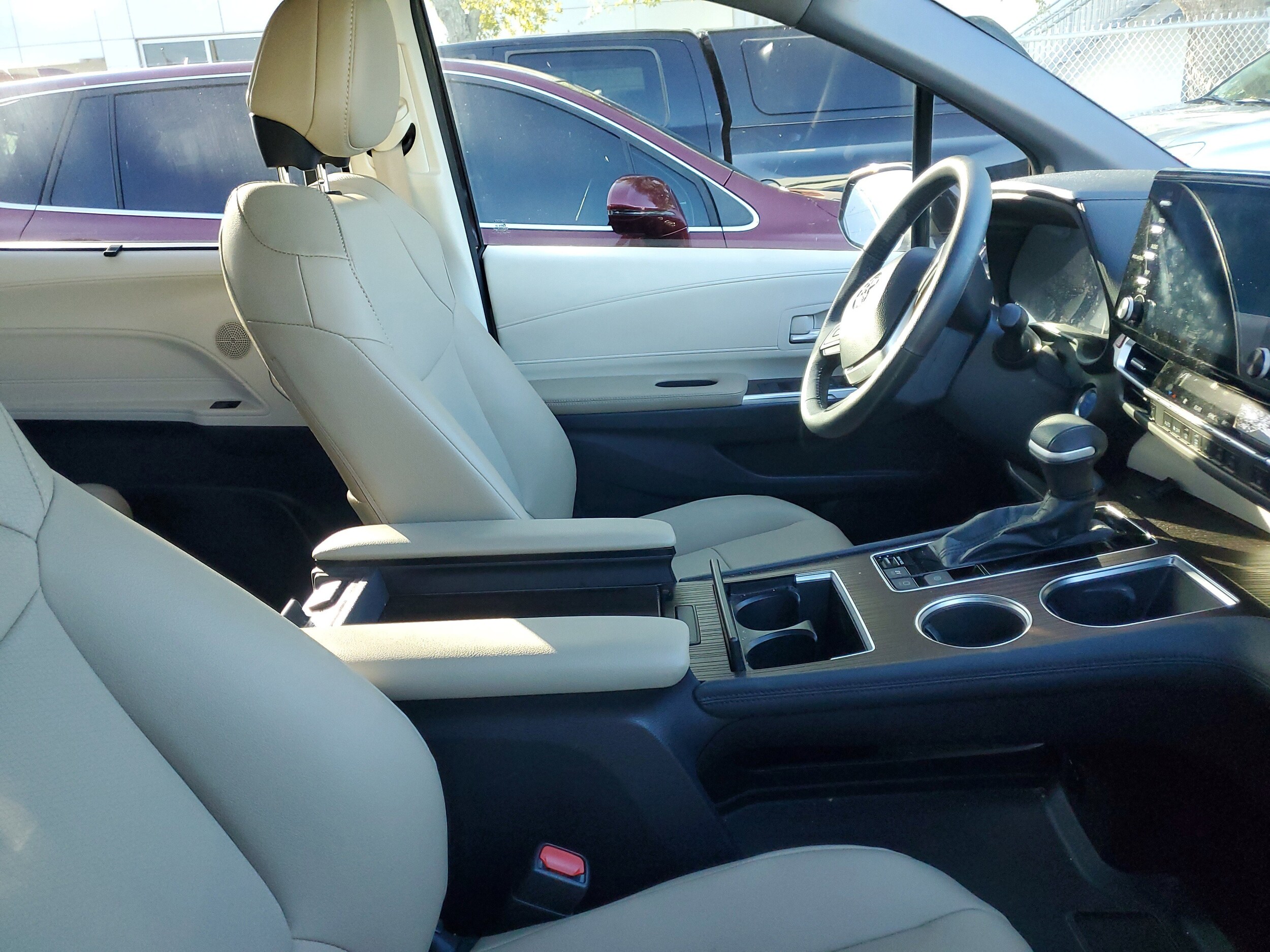 2021 Toyota Sienna XLE photo 2