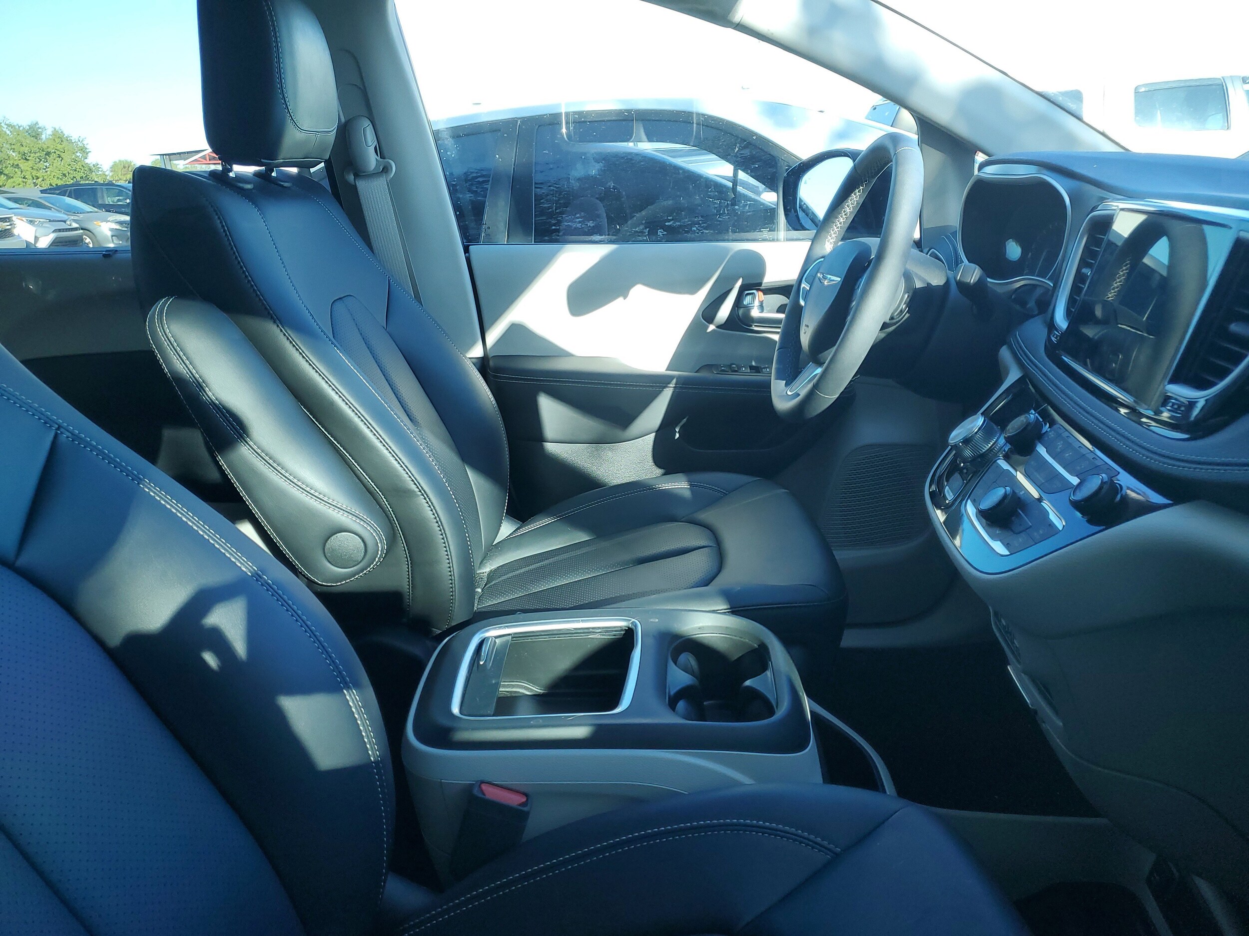 2024 Chrysler Pacifica Touring L photo 2