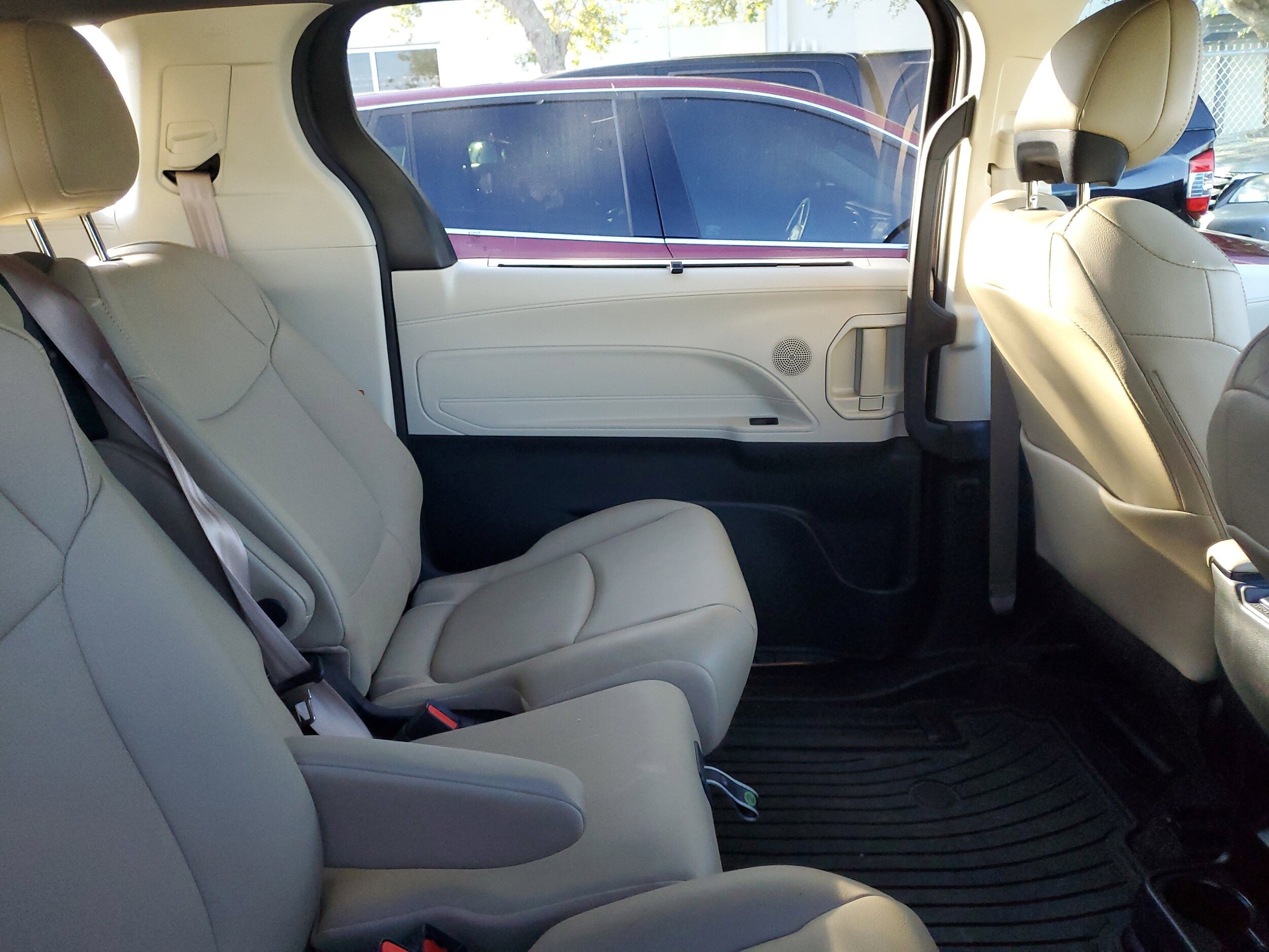 2021 Toyota Sienna XLE photo 3