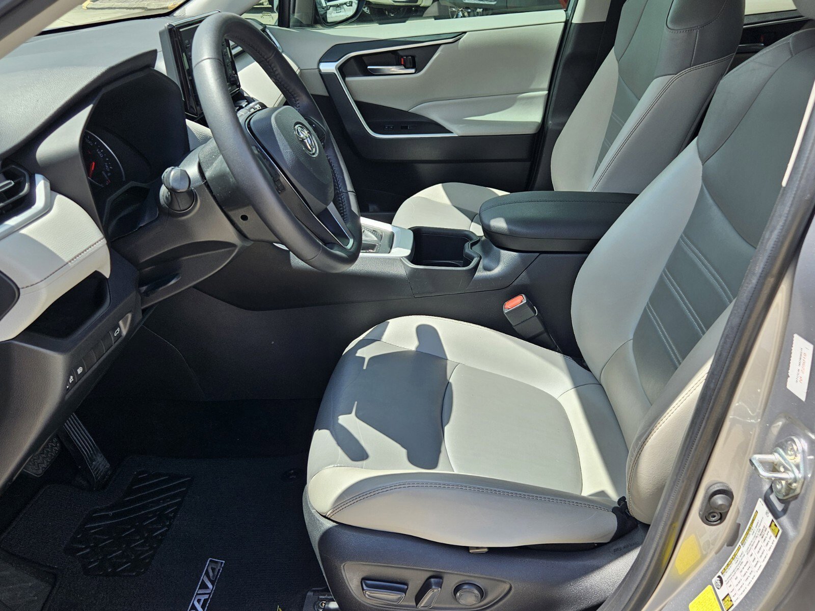 2022 Toyota RAV4 XLE Premium photo 4