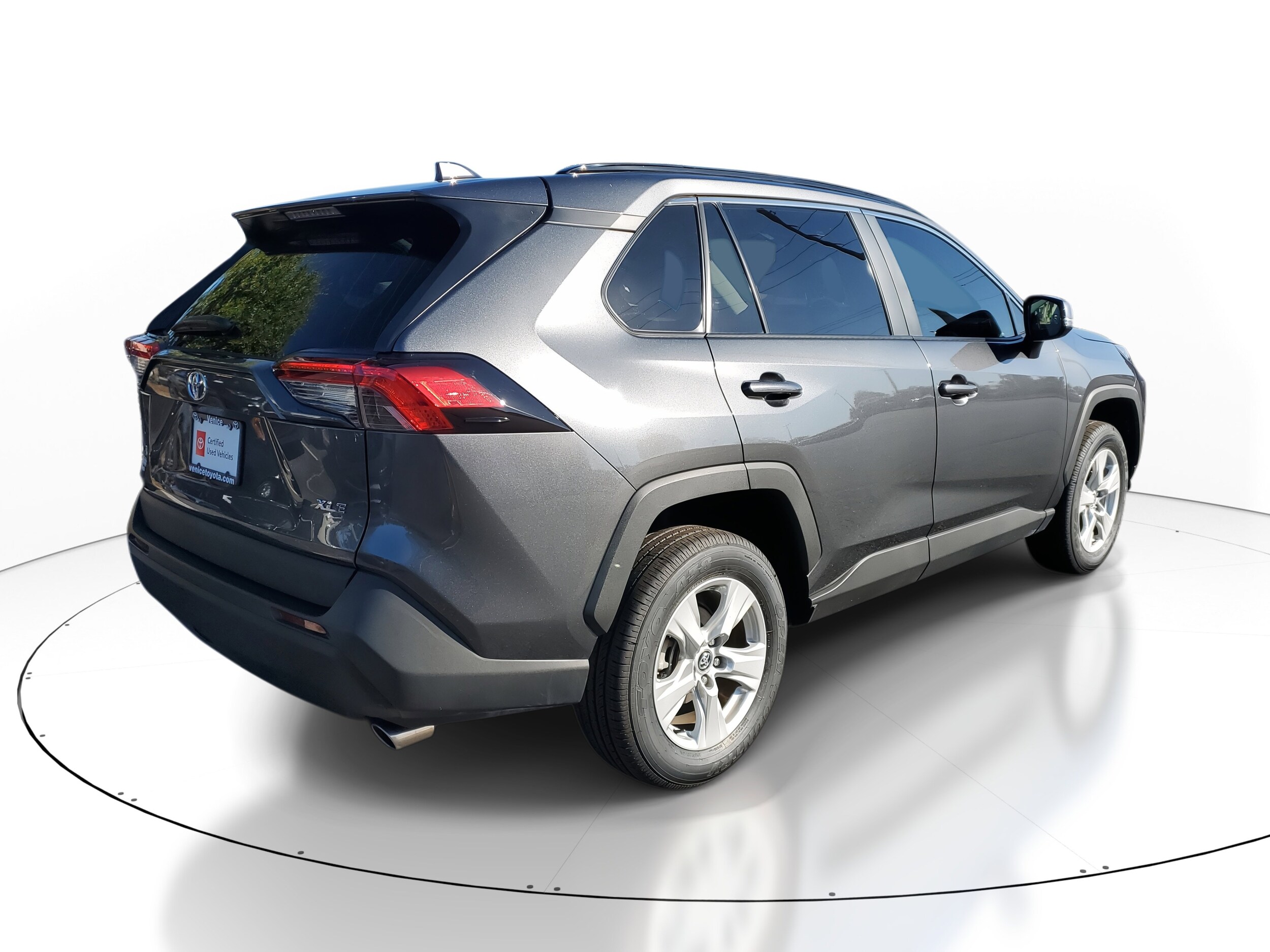 2020 Toyota RAV4 XLE photo 4